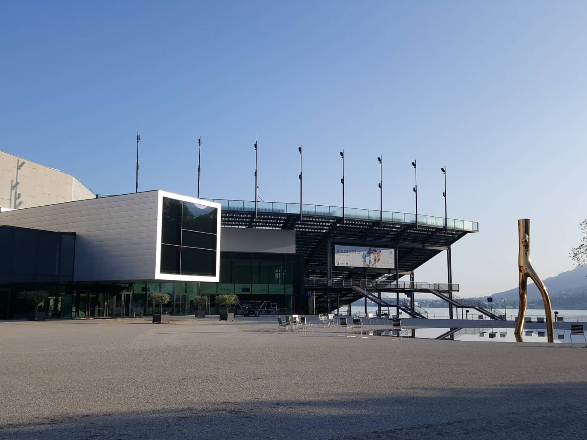 Festspielhaus in Bregenz im Sommer